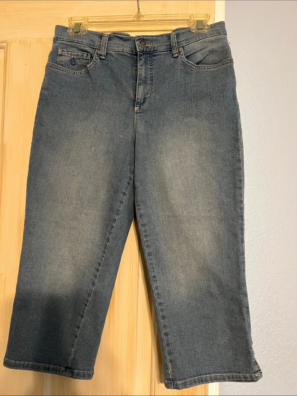 Women's Cropped Straight-Leg Jeans in Faded Blue